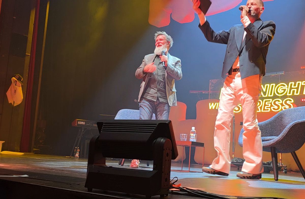 Stress und Clemens Breitschaft stehend auf der Bühne, Theater Chur